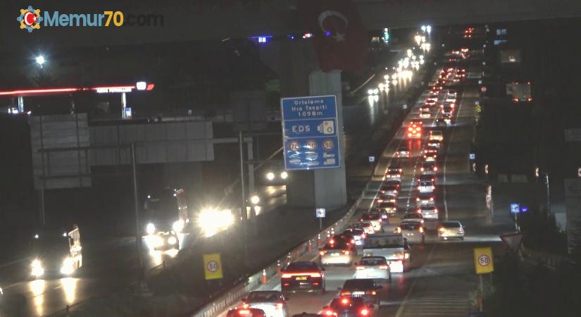 Tatilciler erken dönüşe geçti: 43 ilin geçiş güzergahında trafik yoğunluğu