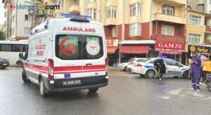 Ters yönden giden servis minibüsü motosikletli kuryeyle çarpıştı