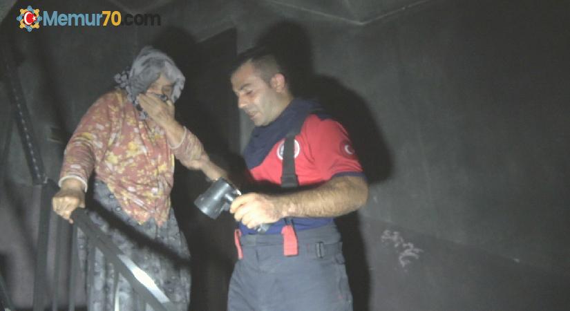 Binayı saran alevler arasında kalan yaşlı kadın dakikalar sonra kurtarıldı