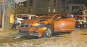 Dükkanın önünde otururken kazada savrulan otomobilin altında kaldı, hayatını kaybetti