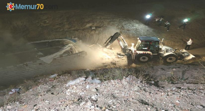 Düzensiz göçmenlerin yerleştirildiği şok evler yıktırıldı