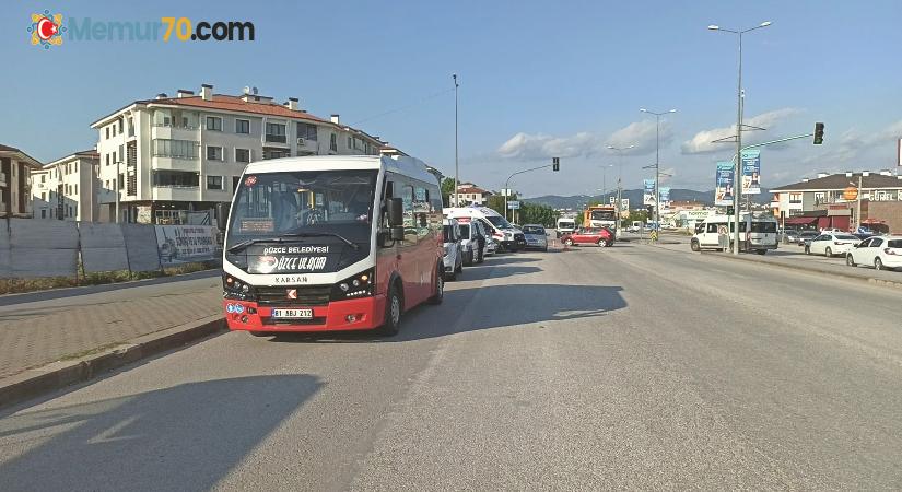 Halk otobüsüyle otomobil çarpıştı, 1 çocuk yaralandı