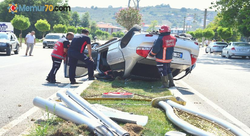 Kaza yapan sürücüye yoldan geçen ambulans müdahale etti