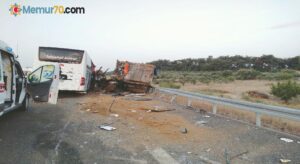 Manisa’da otobüs tıra çarptı: 9 ölü, 30 yaralı