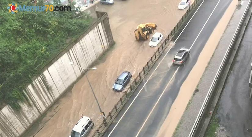 Rize’de sağanak yağış nedeniyle karayolu trafiğe kapandı