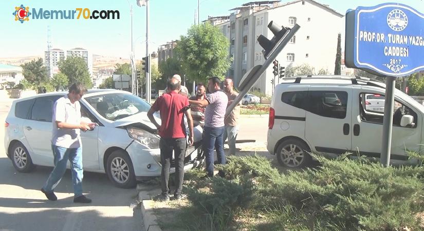 Elazığ’da kontrolden çıkan otomobil önce araca ardından trafik ışığına çarptı