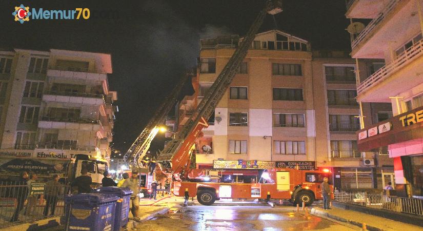 Karşı apartmandaki yangına balkondan hortumla müdahale etti