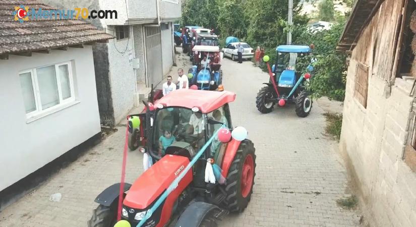 Traktörlerden oluşan sünnet konvoyu dikkat çekti