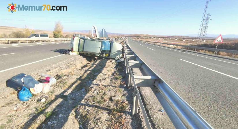 Bariyerlere çarpan otomobil yan yattı: 3 yaralı