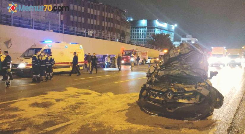 Bayrampaşa’da otomobilin çarptığı sebze yüklü kamyon devrildi: 2 yaralı