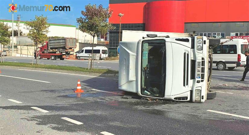 Çarpışan iki kamyondan biri devrildi, sürücü sıkışarak yaralandı