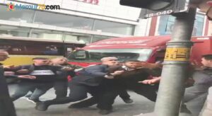Kamyonet sürücüsü ile İETT şoförü tekme tokat birbirine saldırdı