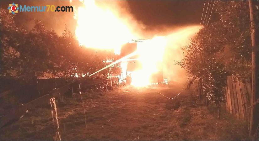 Kastamonu’da iki katlı ahşap ev alev alev yandı: 1 yaralı