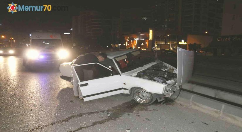 Adana’da kontrolden çıkan otomobil refüje çıktı: 1 yaralı
