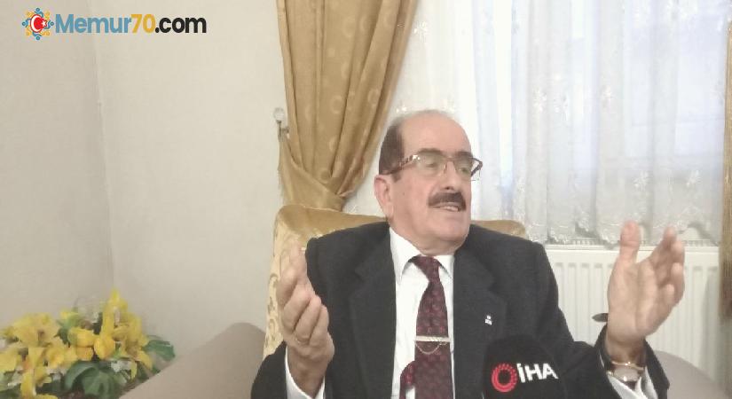 Artvin’de emekli öğretmen Rifat Koçak 56 yıldır takım elbisesini ve kravatını çıkartmıyor