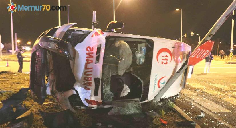 Hasta taşıyan ambulans otomobille çarpıştı: 5 yaralı