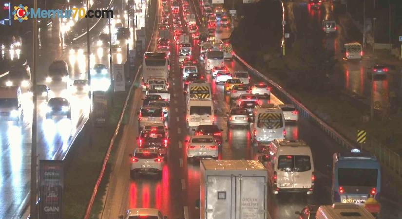 İstanbul’da haftanın ilk iş gününde yağmurla birlikte trafik yüzde 55’i vurdu