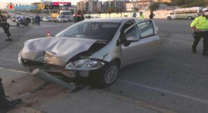 İzmir’de ticari taksi ile otomobil çarpıştı: 4 yaralı