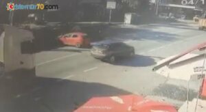 Otomobil ile cipin kafa kafaya çarpıştığı kaza güvenlik kamerasına yansıdı