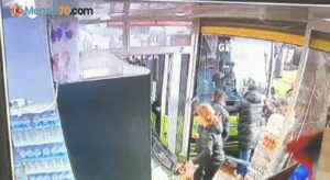 3 kişinin otobüsün altında sıkıştığı kaza anı güvenlik kameralarına böyle yansıdı