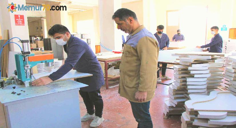 Amasya’da kütüphanesiz okulların masa ve kitaplıkları meslek lisesi öğrencilerinden