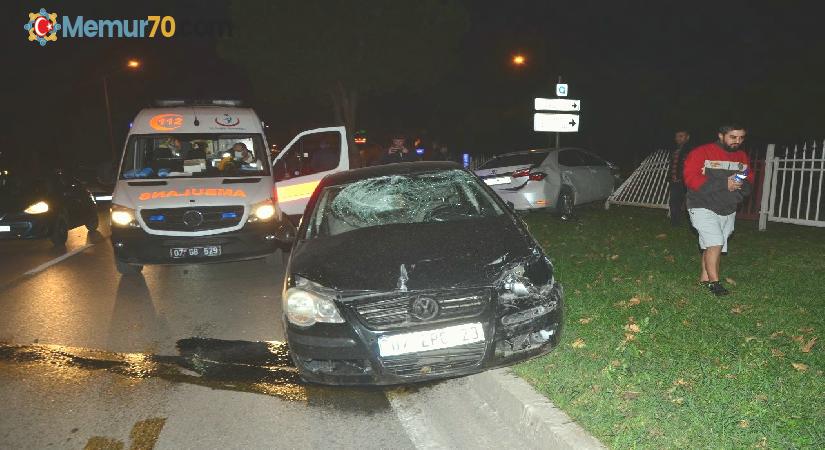 Aynı yönde seyir halindeki otomobillerin kazası demir bariyerlerde son buldu: 3 yaralı