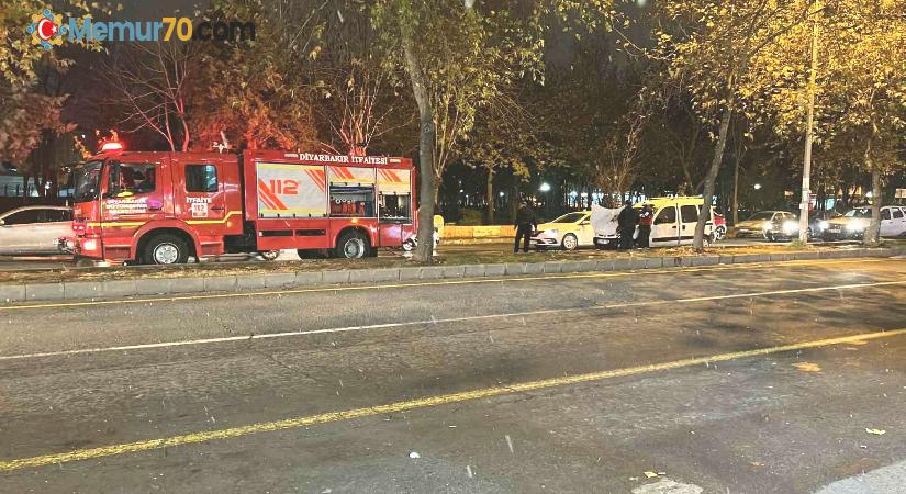 Diyarbakır’da park halindeki hafif ticari araç yandı