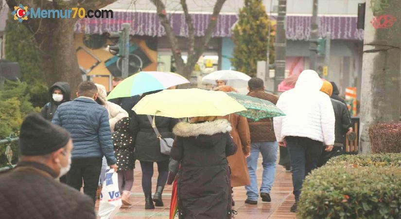 Eskişehir’de yağmuru gören şemsiyelerini açtı