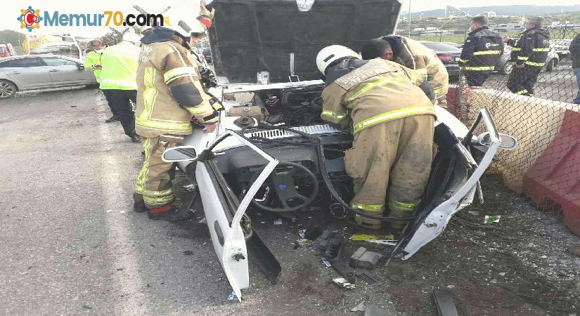 İzmir’de feci kaza: Otomobil ikiye bölündü, 4 kişi yaralandı