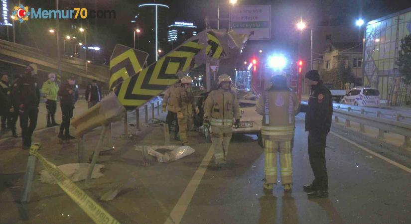 Kadıköy’de otomobil ok gibi bariyerlere saplandı: 1 ölü