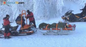 Kayak yaparken düşen vatandaş paletli kızak ile kurtarıldı