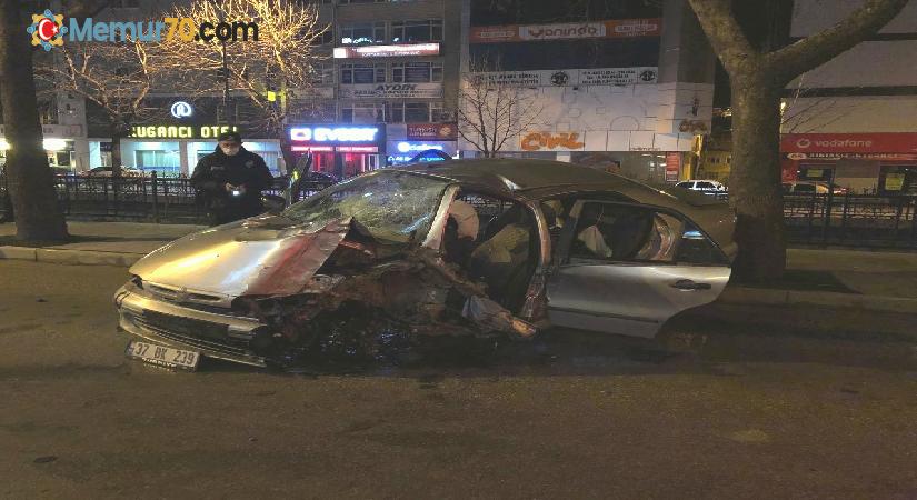 Kontrolden çıkan otomobil, kaldırımdaki ağaca çarptı: 5 yaralı