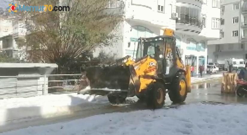 Manavgat’ta dolu yağışı sonrası kapanan yol ulaşıma açıldı