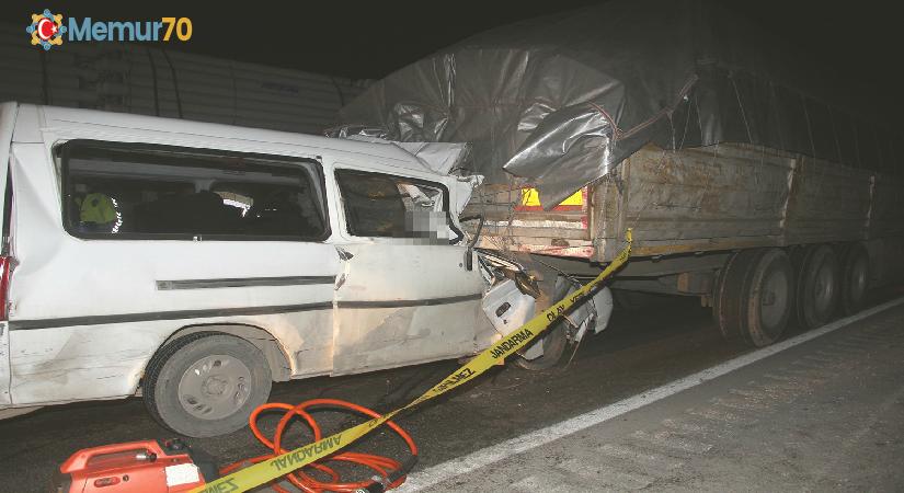 Manisa’da minibüs tıra arkadan çarptı: 2 ölü