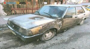 Park halindeki otomobil alev alev yandı