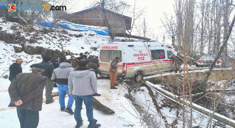 Hasta almaya giden ambulans karlı köprüde kayınca yardımına köylüler yetişti