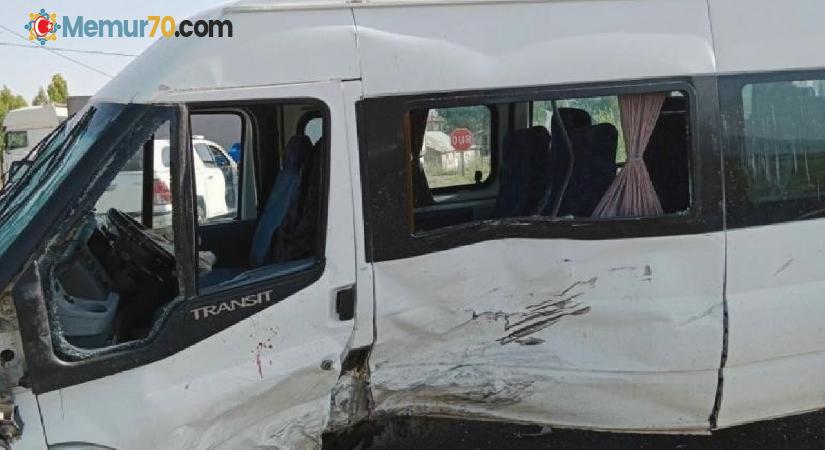Ağrı’da hafif ticari araçla minibüs çarpıştı, 12 kişi yaralandı