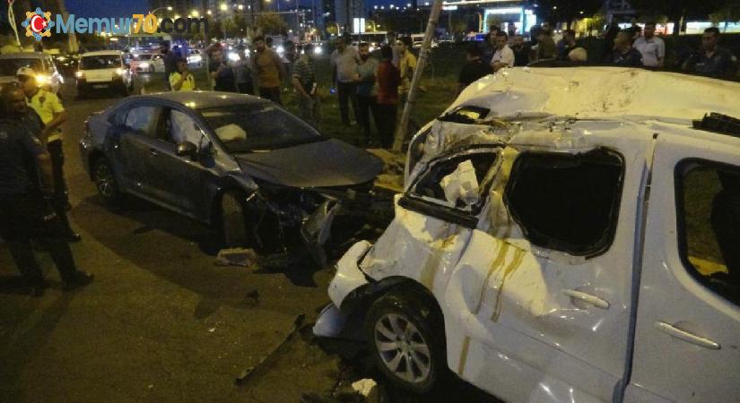 Diyarbakır’da otomobil takla atıp başka bir aracın üzerine düştü: 4’ü çocuk 10 yaralı