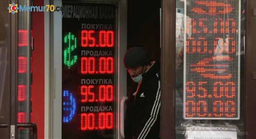 Rusya’da nakit dolar ve avro çekimine yönelik kısıtlamalar uzatıldı