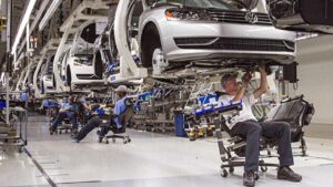 Kriz Volkswagen’i vurdu: Vanaları kısıp mont dağıttılar