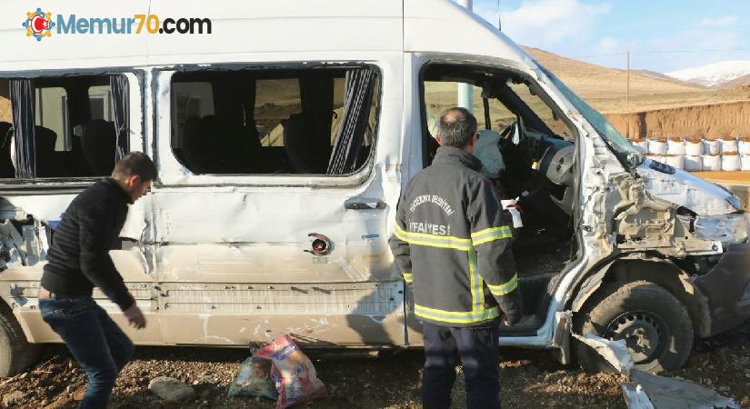 Taziyeye gidenlerin minibüsü ile kamyon çarpıştı: 2’si çocuk 10 yaralı