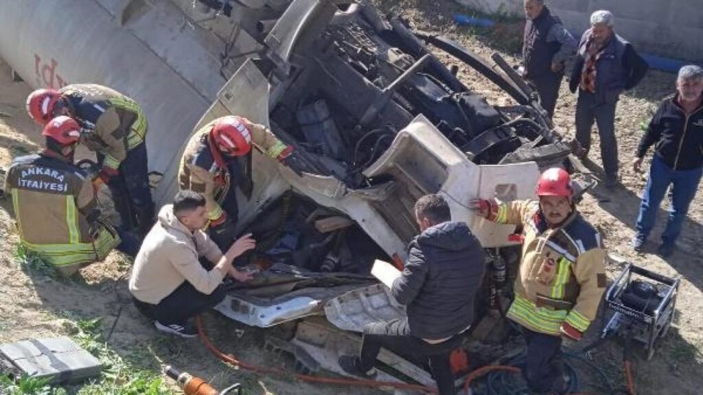 Ankara’da yem yüklü kamyon menfeze devrildi: 1 ölü