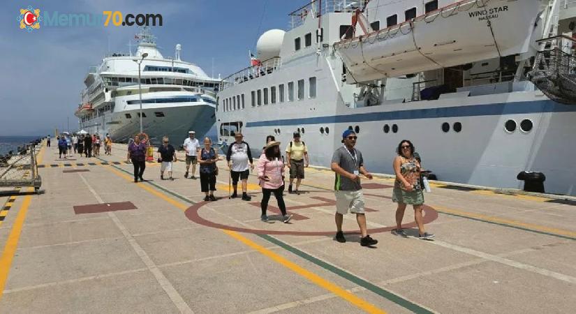 Kuşadası’na turist akını başladı: 5 kruvaziyerle 7 bin 550 turist geldi