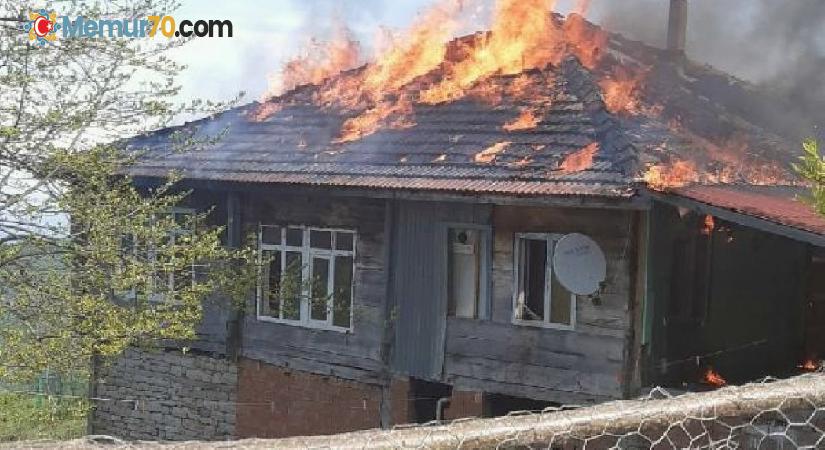 Sinop’ta 2 katlı ahşap ev yandı