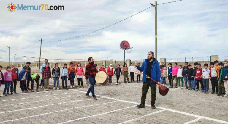 Müzik Öğretmeni Köy Köy Gezerek Çocuklara Müzik Sevgisi Aşılıyor