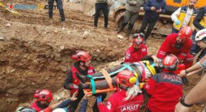 Bodrum’da inşaatta kayan toprağı altında kalan 2 işçi yaralı kurtarıldı