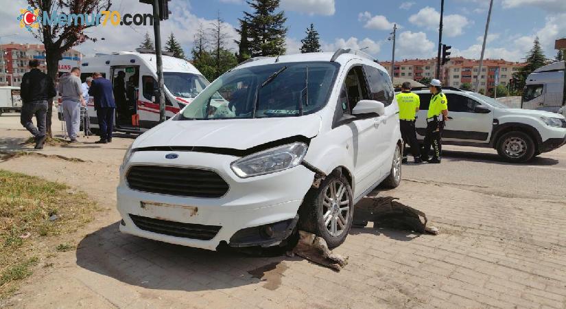 Bursa’da hafif ticari araç, refüje çarptı: 2 yaralı