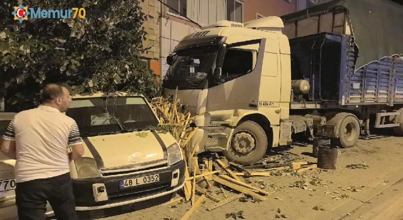 Bursa’da freni boşalan TIR, 3 araca çarptı