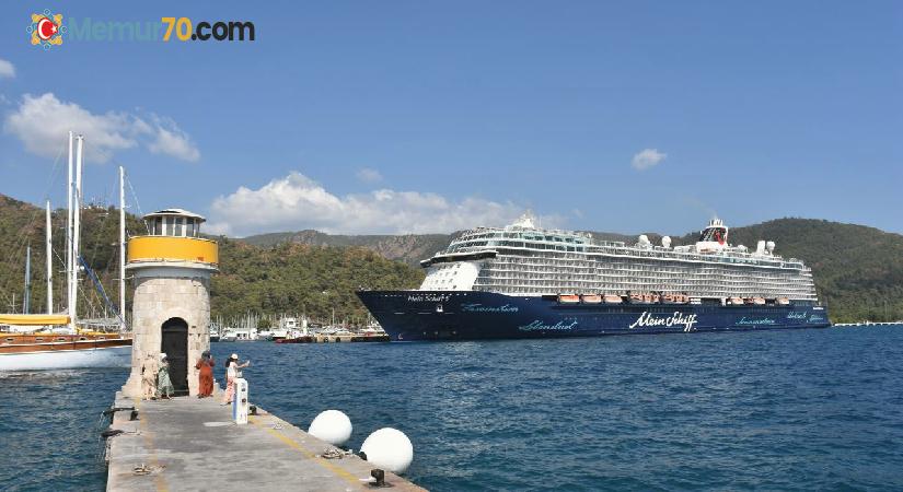 Dev kruvaziyer “Mein Schiff 5” Marmaris Limanı’na yanaştı