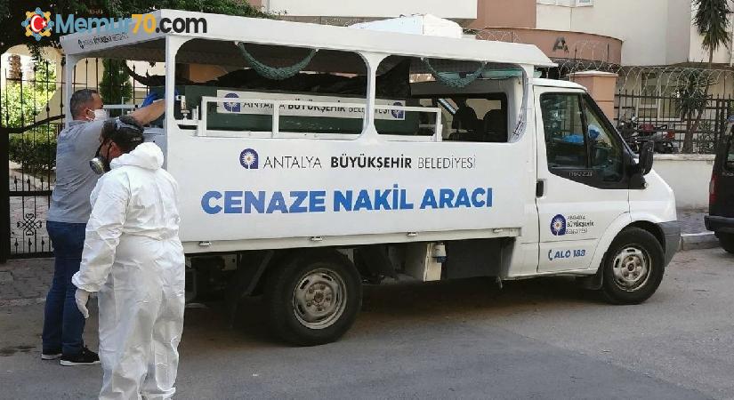 Kötü koku ihbarına gelen polis, dairede cansız bedenini buldu